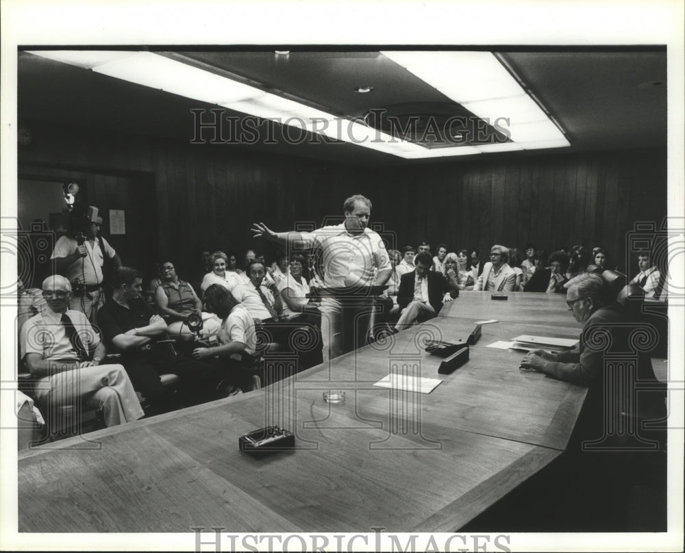 1980 Press Photo Ed Maske speaks at Jefferson County Board of Education - Historic Images