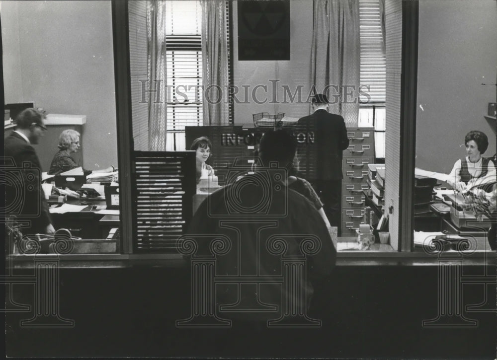 1965 Press Photo Jefferson County Juvenile Relations Court information desk - Historic Images