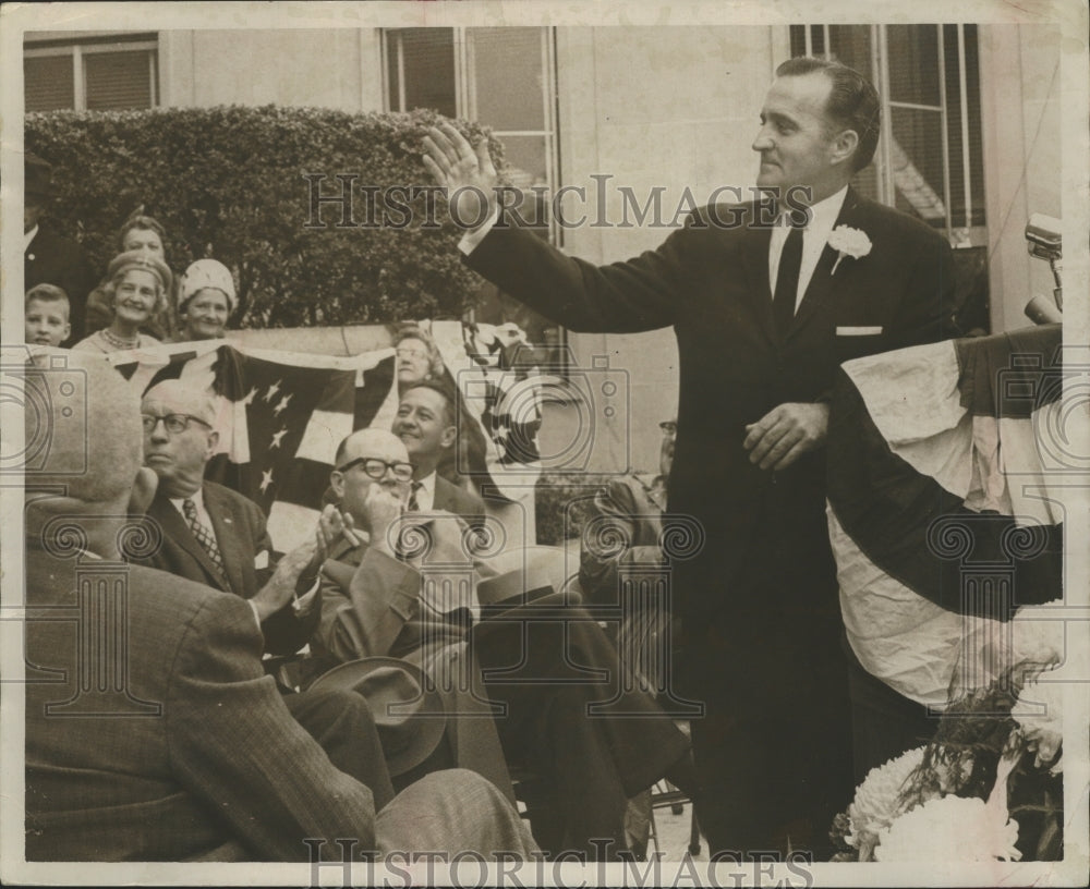 1961 Press Photo Arthur Hanes, Mayor of Birmingham, Alabama waving at speech - Historic Images