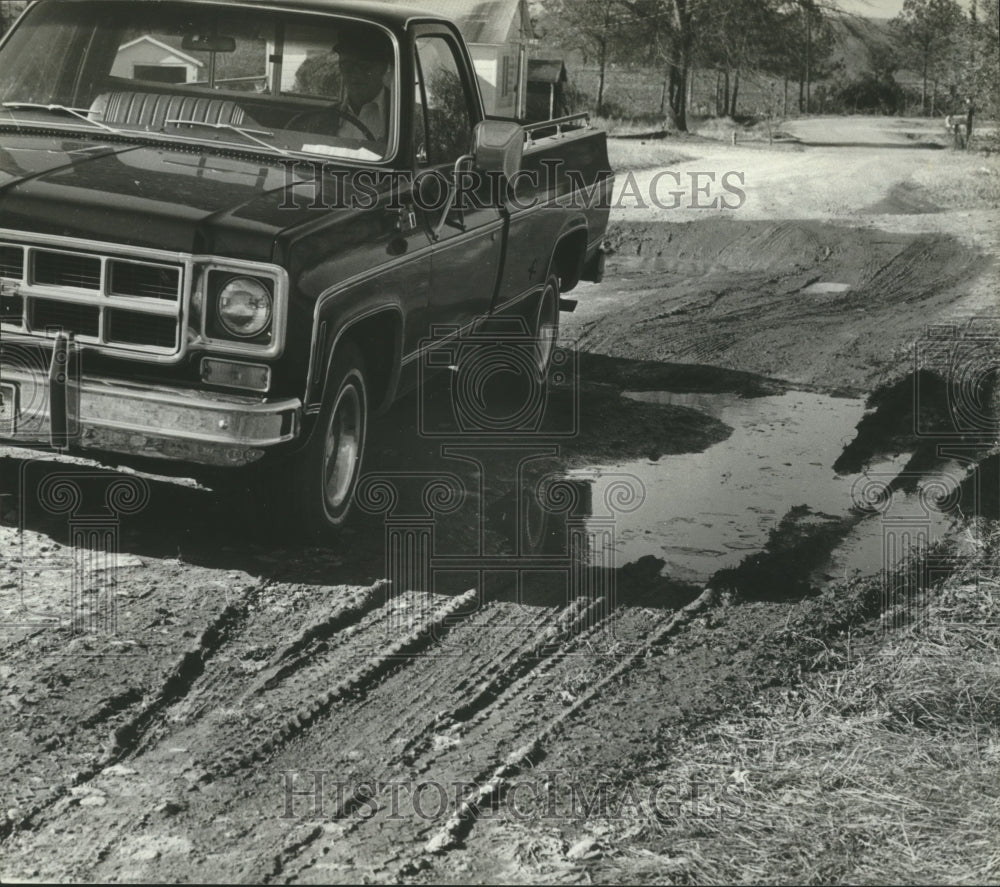 1978 Press Photo Leon Compton drives by pothole on Magnolia ave., Hanceville, AL - Historic Images