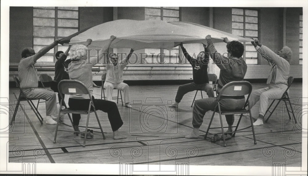 1986 Press Photo Seniors use parachute during aerobic exercise - abna11721 - Historic Images