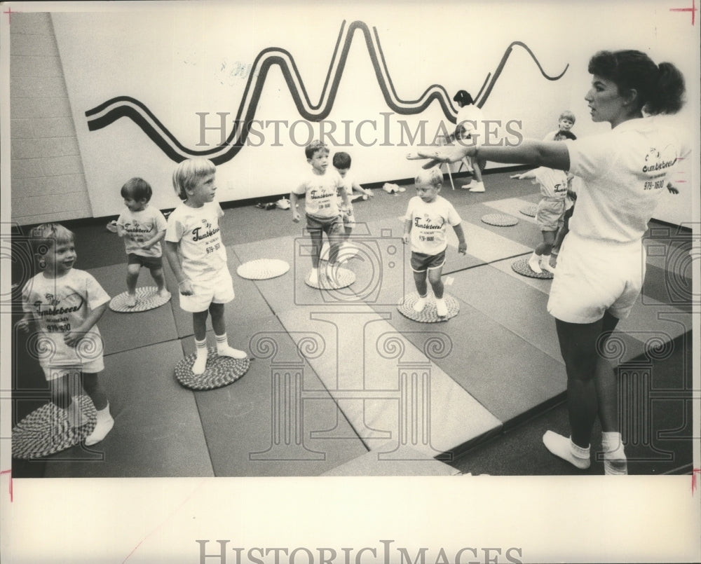 1987 Press Photo Lisa Bates leads kids in exercises Tumblebees Daycare - Historic Images