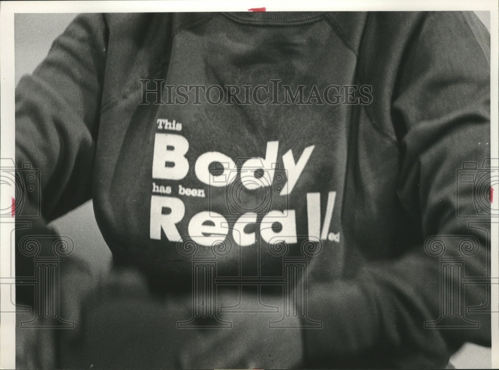 1986 Press Photo T-shirt reads This Body has been Recalled - abna11726 - Historic Images