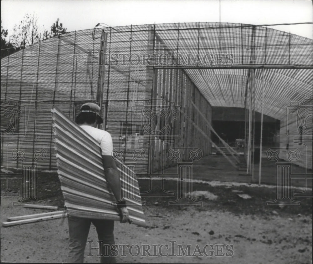 1978 Press Photo Tim Coyle brings in mesh wiring for new home construction - Historic Images