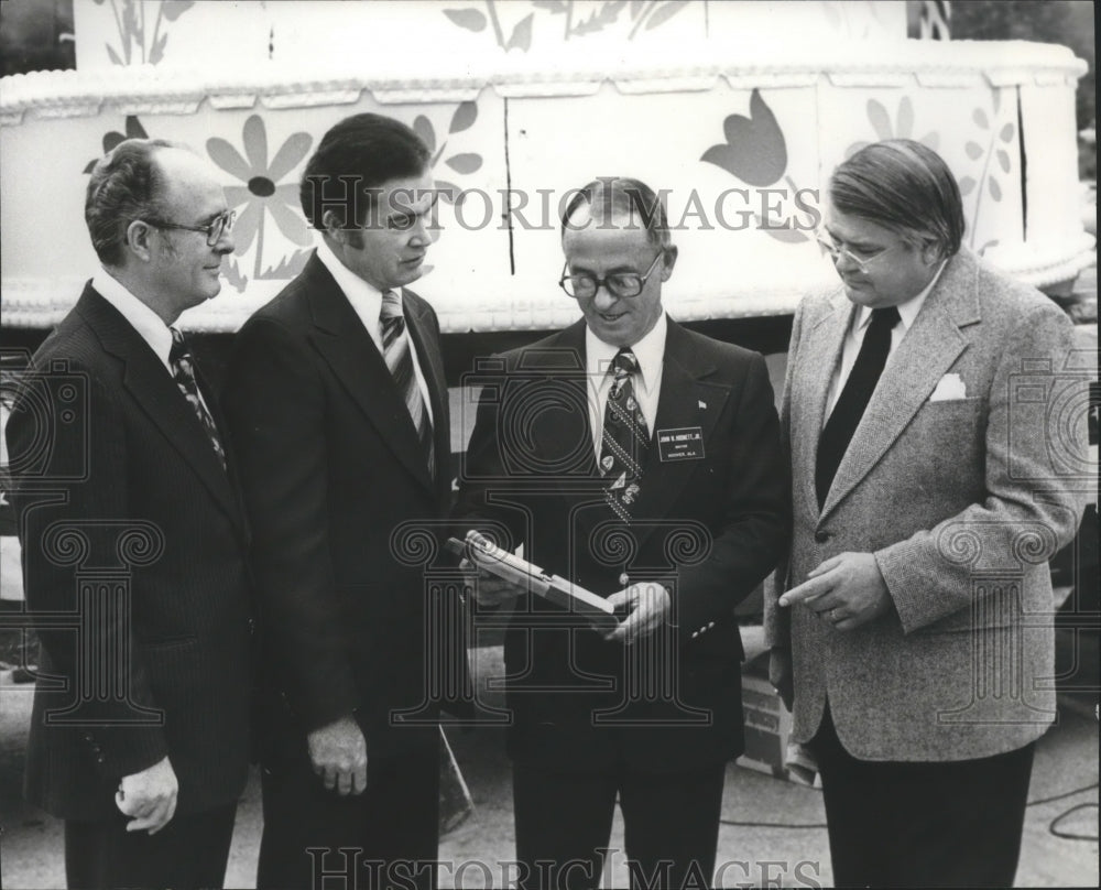 1977 Press Photo Hoover Mayor John Hodnett looks at plaque at city&#39;s anniversary - Historic Images