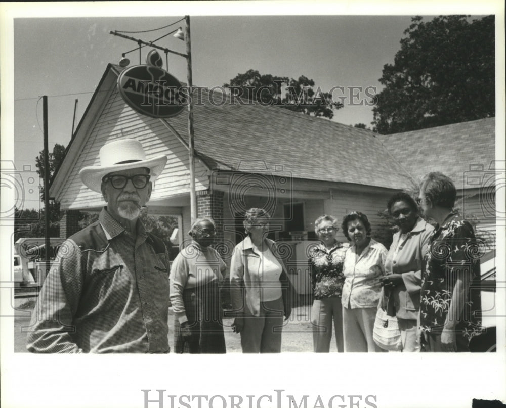 1981 Press Photo People stand in front of Hissop post office in Alabama - Historic Images