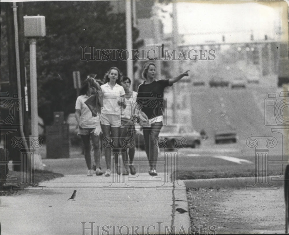 1978 Press Photo Teenage girls walk on sidewalk along busy street. - abna11768 - Historic Images