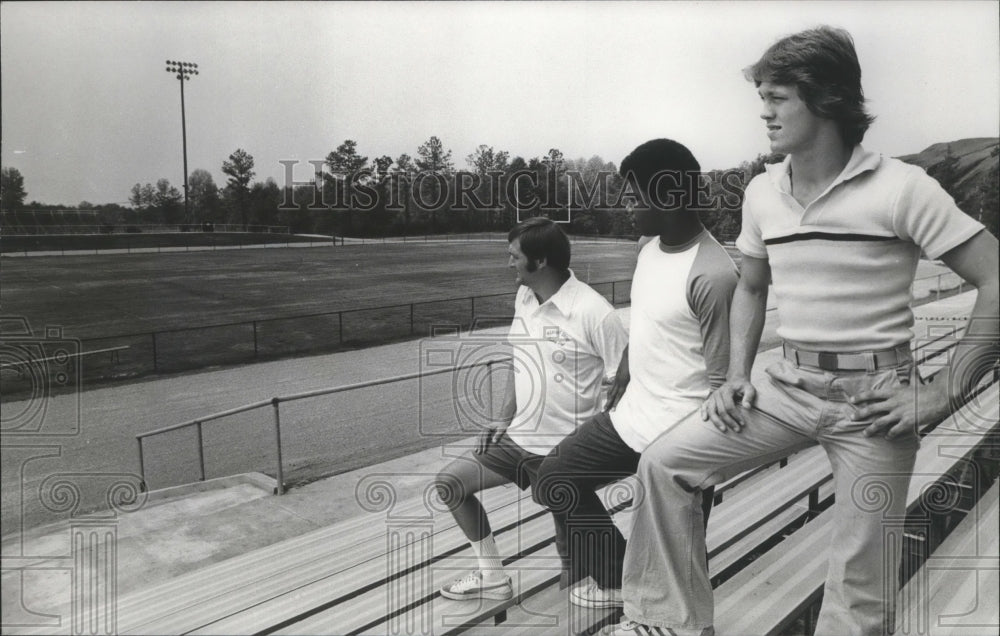 1978 Press Photo Coach, players view Pleasant Grove High football field, Alabama - Historic Images