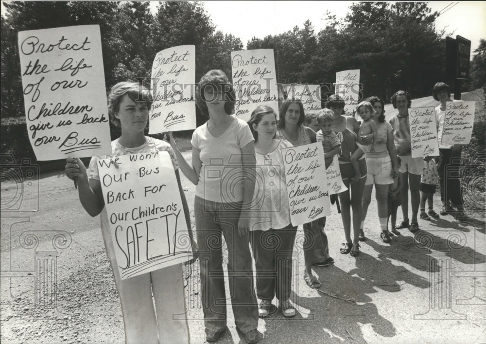 1979 Press Photo Mothers protesting stop order on school buses Jefferson County - Historic Images