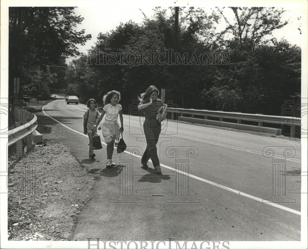 1979 Press Photo kids walking to Wright School along Old Springville Rd, Alabama - Historic Images