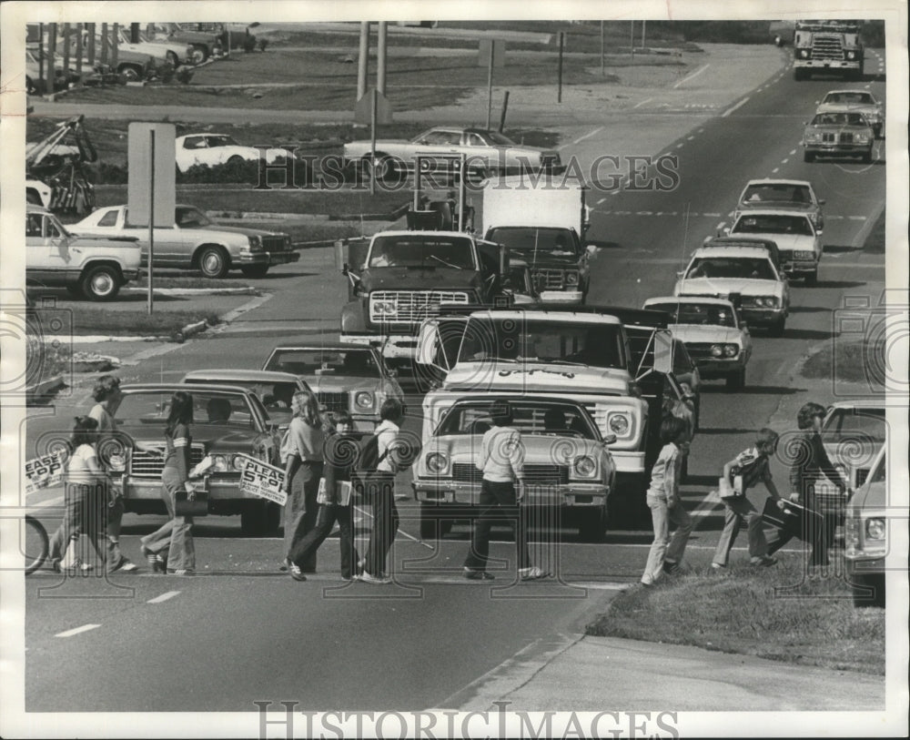 1977 Press Photo Jefferson County School students crossing road, Alabama - Historic Images