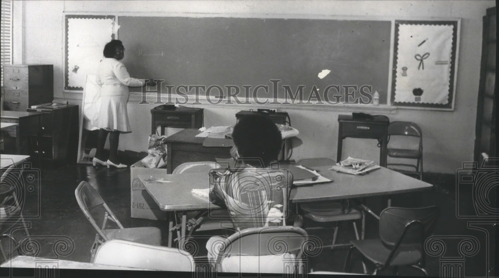 1978 Press Photo Dorothy Jefferson teaches Jefferson School clothing class - Historic Images