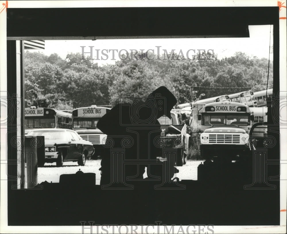 1981 Press Photo Jim Miller fixes starter on a school bus, Jefferson County, AL - Historic Images