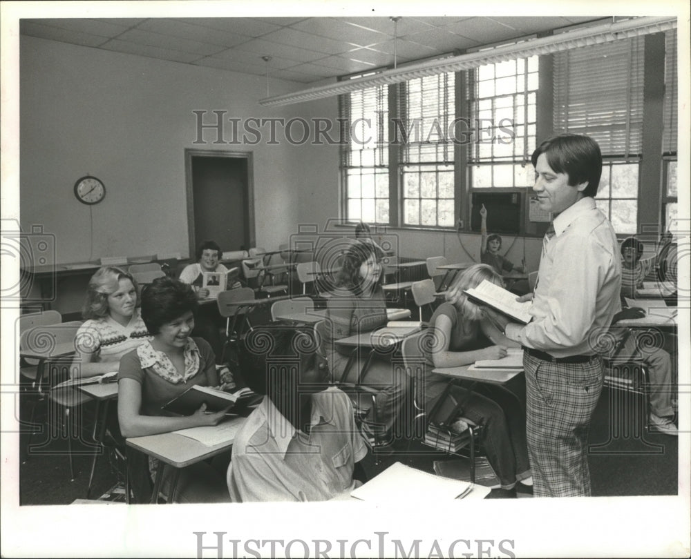 1979 Press Photo Joe Spain teaches handful of Graysville students, Alabama - Historic Images