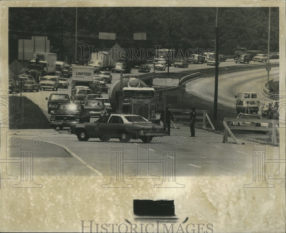1978 Press Photo Sheriff's car blocking traffic, Jefferson County, Alabama - Historic Images
