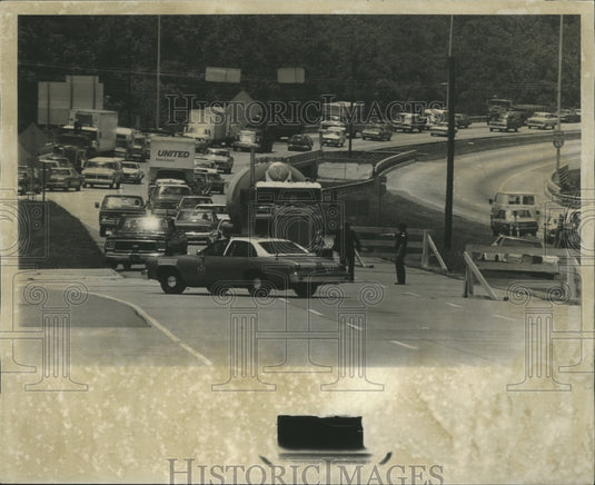 1978 Press Photo Sheriff's car blocking traffic, Jefferson County, Alabama - Historic Images