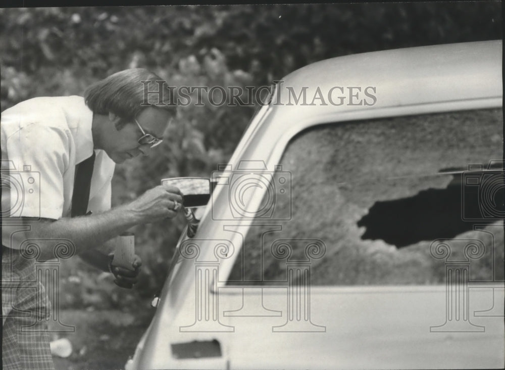 1978 Press Photo Unidentified man at damaged car, Jefferson County, Alabama - Historic Images