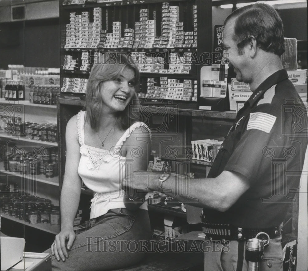 1978 Press Photo Deputy B.C. Hopson Shares Smile With Ruthy Pinion, Alabama - Historic Images