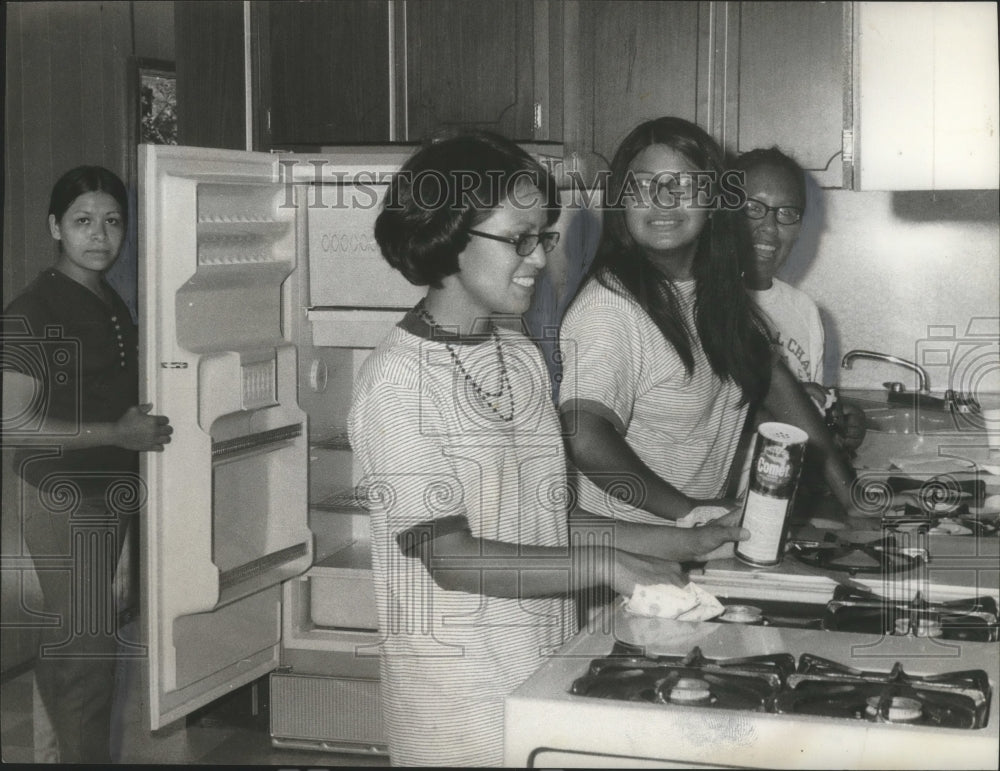 1970 Press Photo Girls helping at Pearl River Community, Alabama - abna11842 - Historic Images