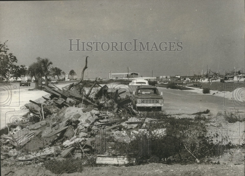 1970 Press Photo Rubble from Hurricane Camille along highway near Gulfport. - Historic Images