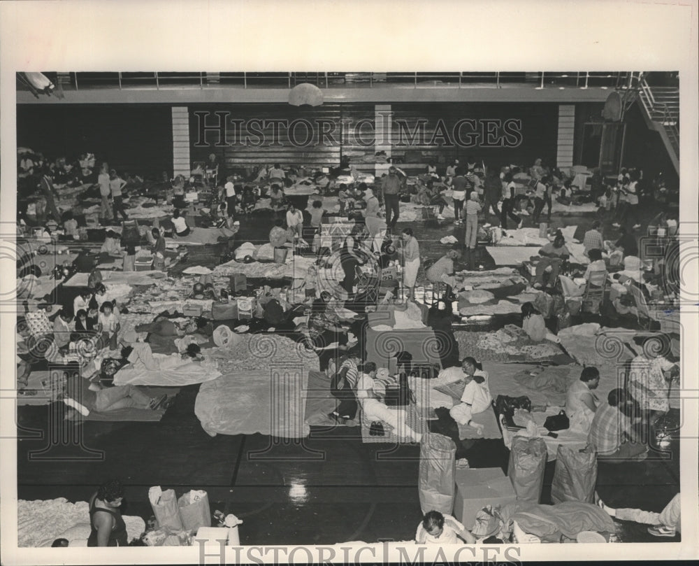 1979 Press Photo Residents at Pensacola High School after Hurricane Frederic - Historic Images