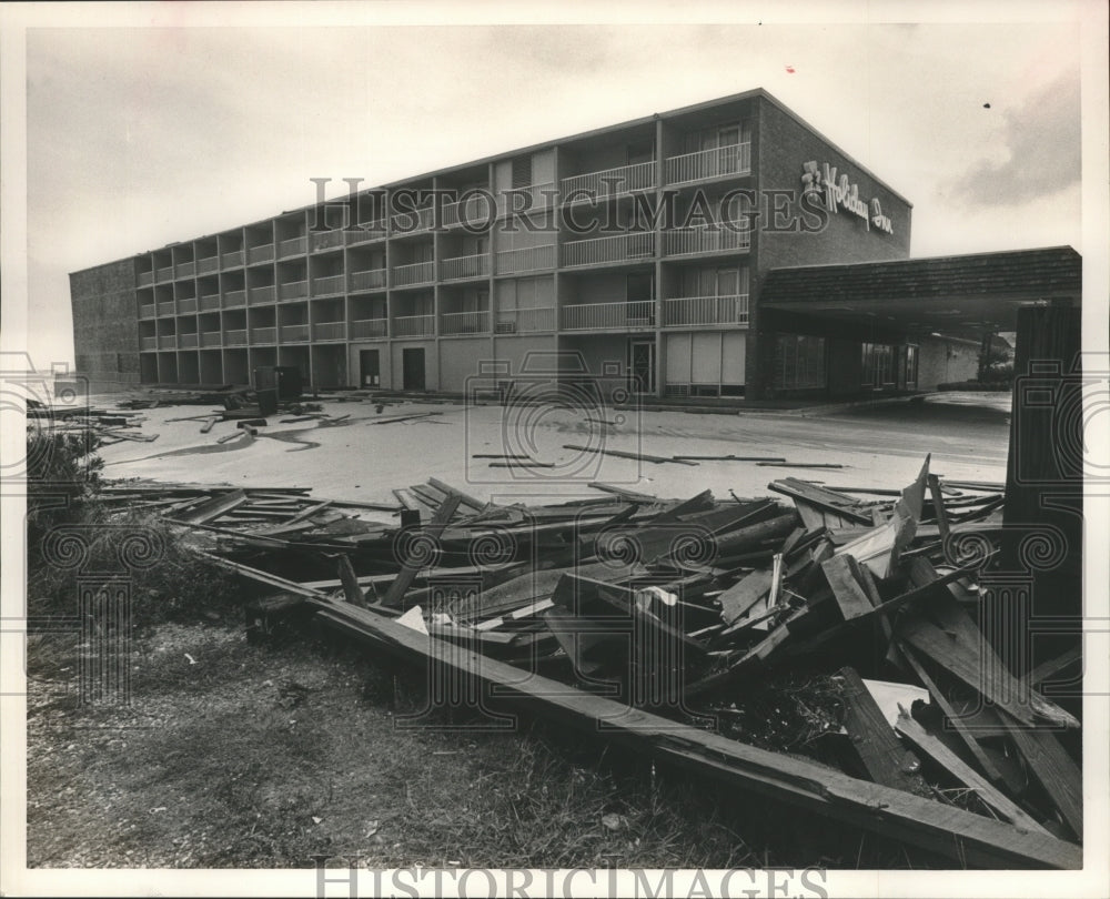 1985 Press Photo Building damaged by Hurricane Elena, Gulf Shores, Alabama - Historic Images