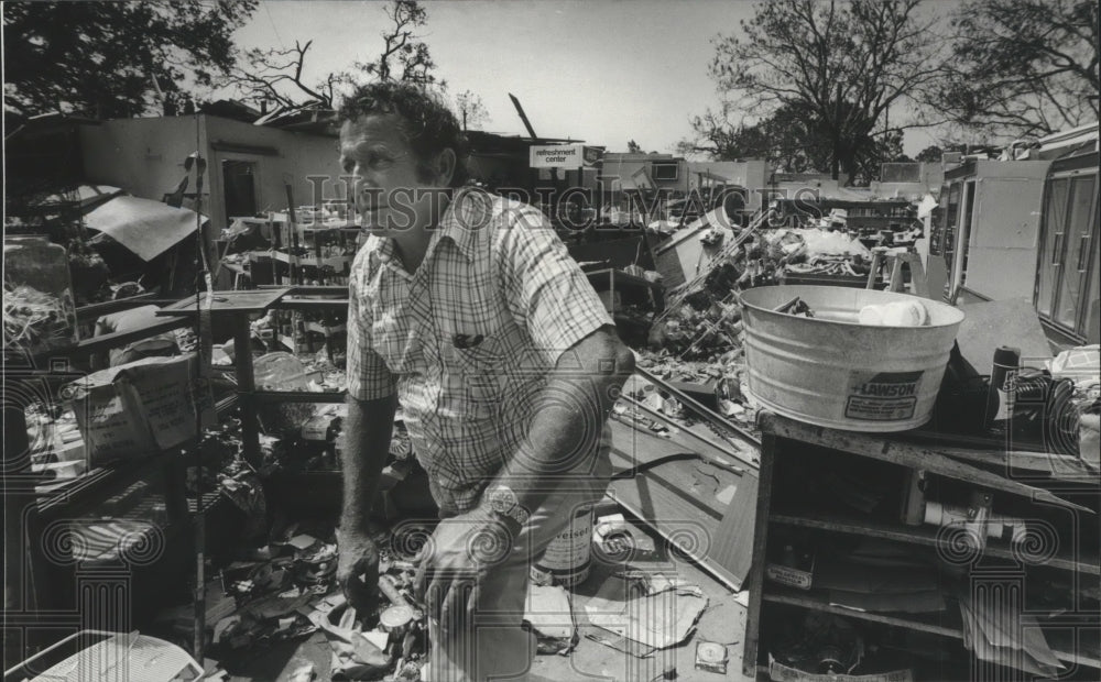 1979 Press Photo Ben Buerger surveys ravaged store, Frederic's work - abna11887-Historic Images