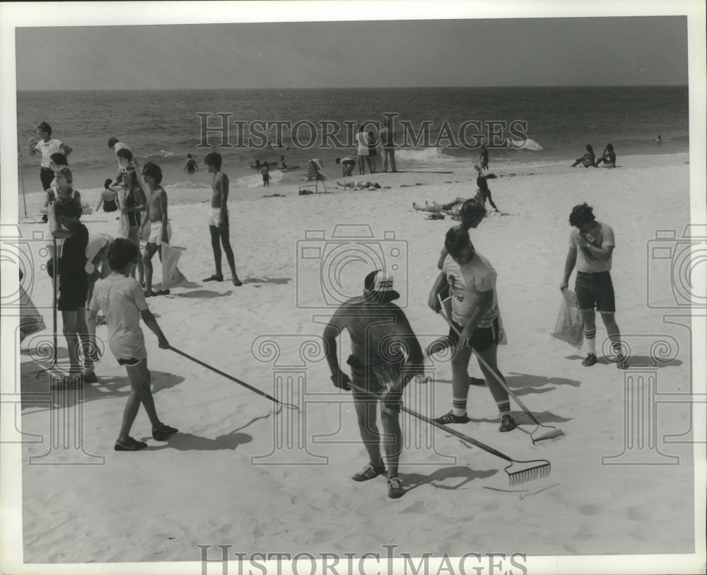 1980 Press Photo Volunteers help clean up Gulf Shores beach, Alabama - abna11892 - Historic Images