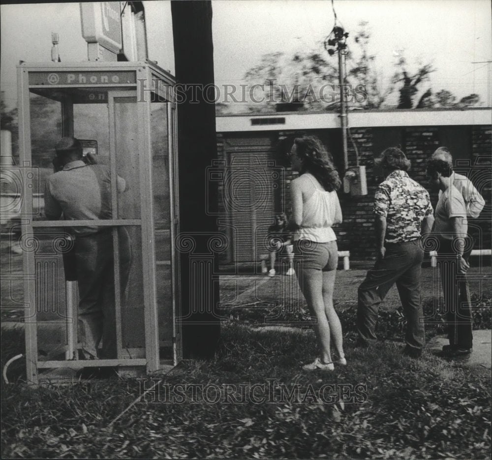 1979 Press Photo People line up to use a working phone after Hurricane Frederic - Historic Images