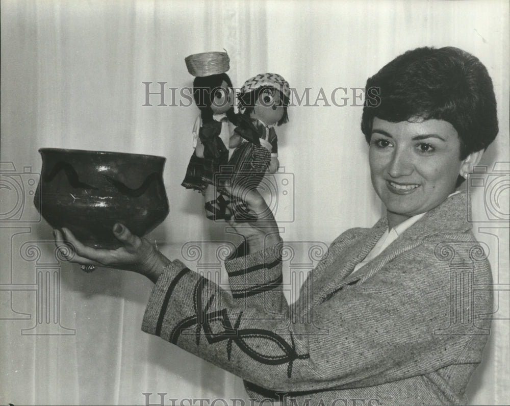 1980 Press Photo Vanessa Carter displays dolls and pottery from Guatemala - Historic Images