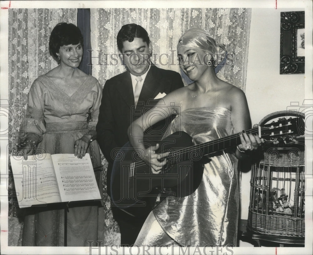 1976 Press Photo Party honors Guatemala City Symphony, Kieffer home, Huntsville - Historic Images