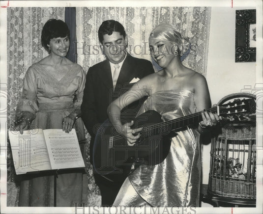 1976 Press Photo Party honors Guatemala City Symphony, Kieffer home, Huntsville - Historic Images