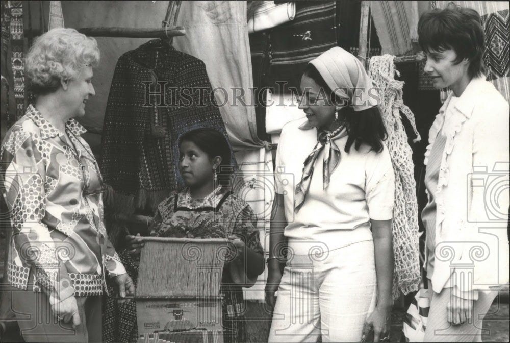 1971 Mrs. Otis Gay and others from Huntsville at Guatemala market - Historic Images