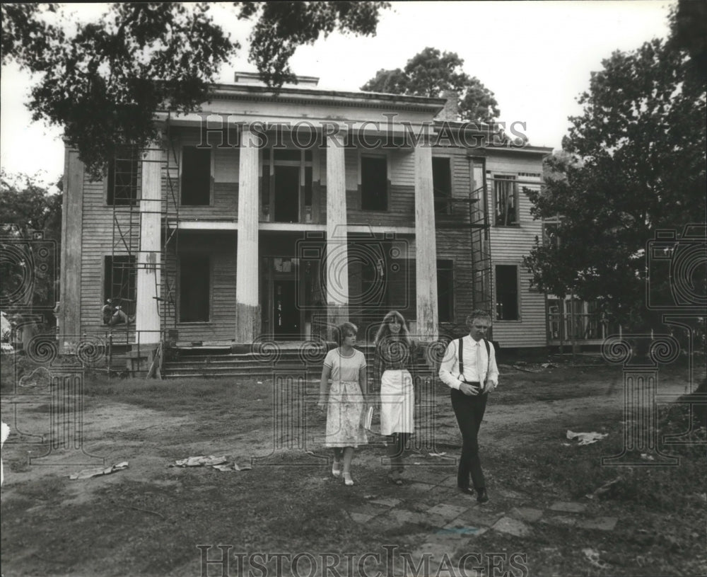1981 Press Photo Elise Blackwell, Mari. Thomas &amp; B. Spann, 1853 house, Selma, AL - Historic Images