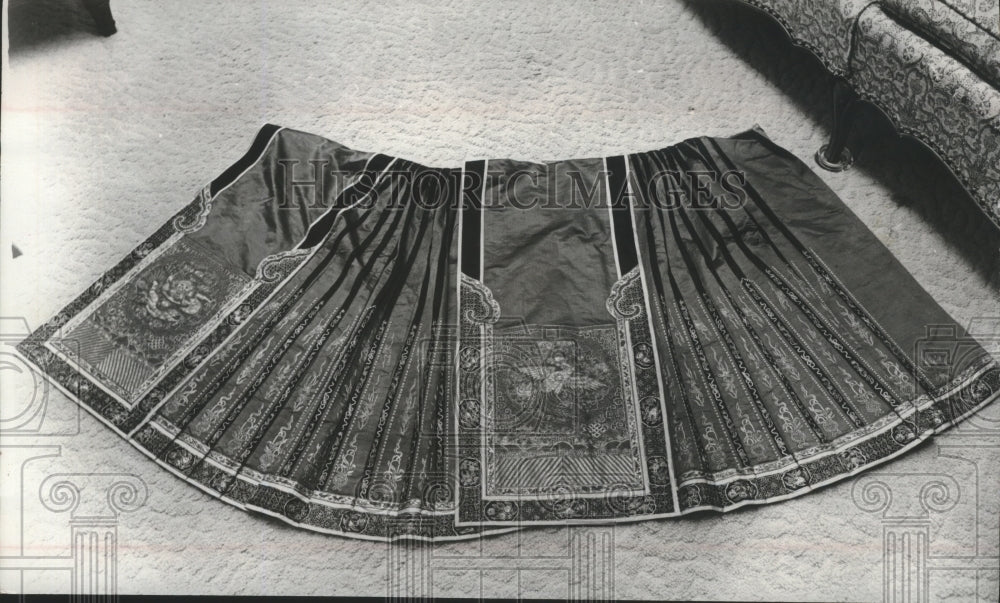 1975 Press Photo Chinese wedding skirt on display at Samford College, Birmingham - Historic Images