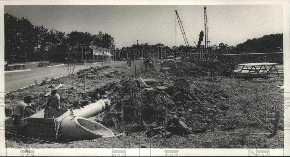 1987 Press Photo construction of Wendy's & Hampton Inn, US 280, Shelby, Alabama - Historic Images