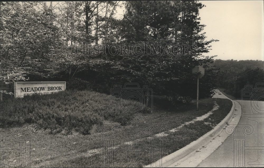 1983 Press Photo Meadowbrook subdivision entrance, off highway 17, Shelby, AL - Historic Images