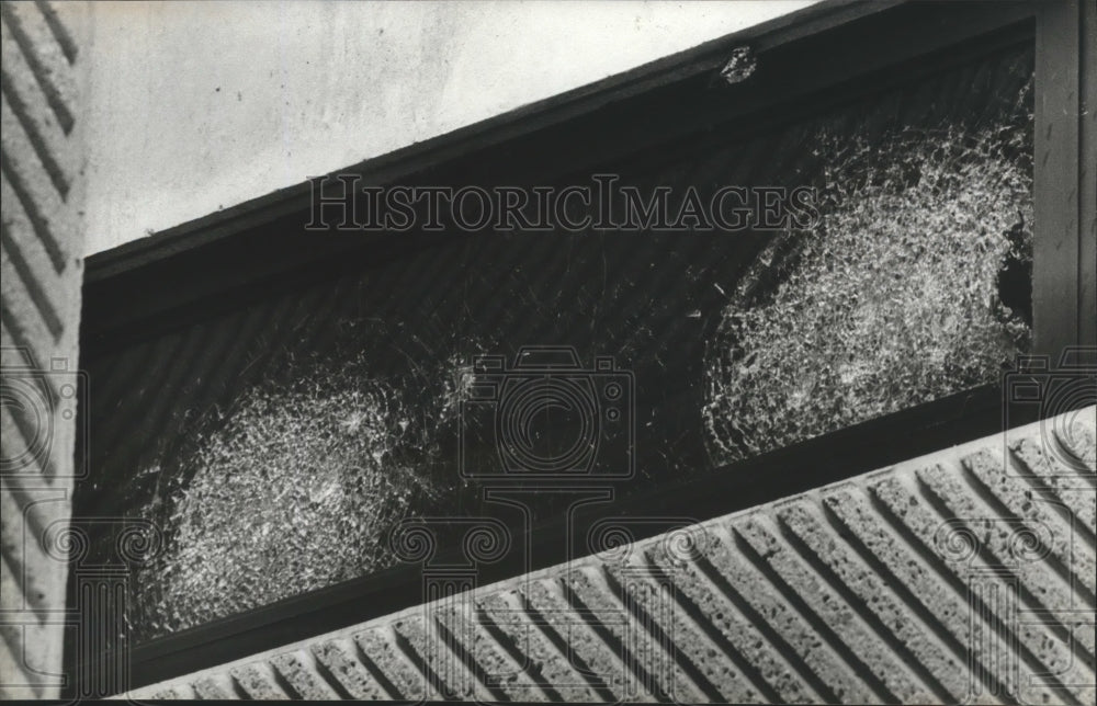 1979 Press Photo broken window at Shelby County Jail, Alabama - abna12117 - Historic Images