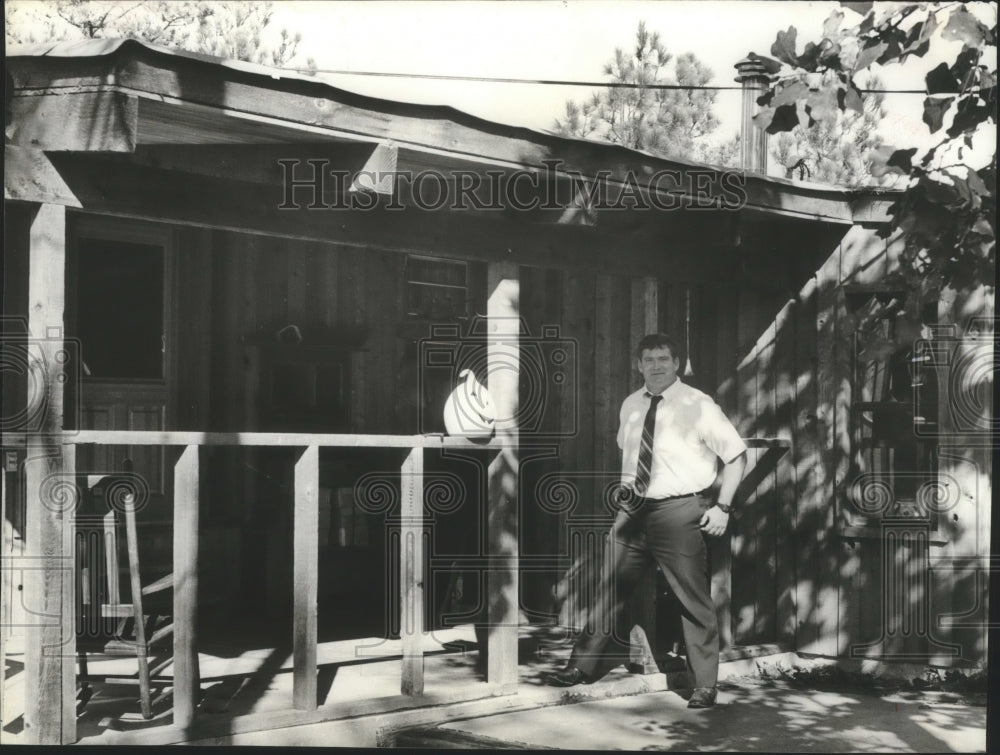 1981 Press Photo Tom Owen in front of ranch house &quot;King Ranch&quot; Shelby County, AL - Historic Images