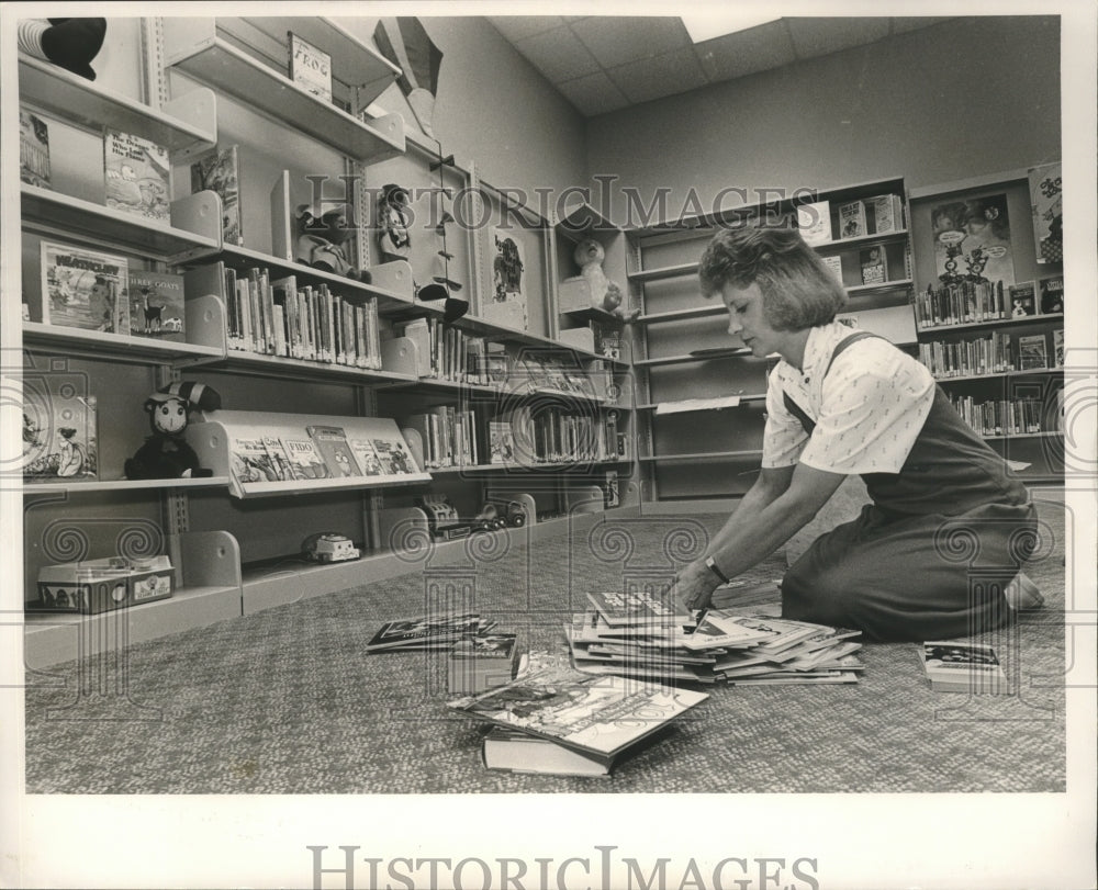 1988 Press Photo Phyllis Rowe, assistant librarian North Shelby County Library - Historic Images