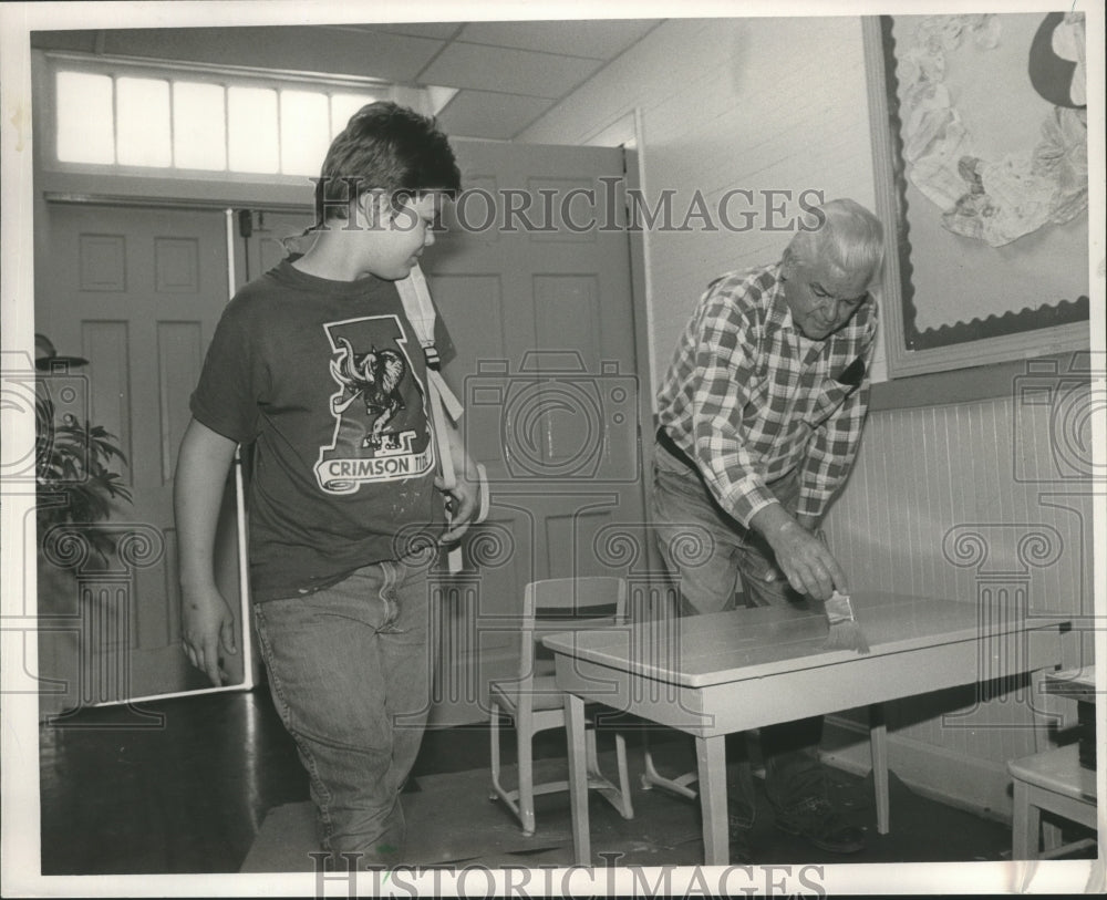 1988 Press Photo Henry Edmondson, Eddie Martin paints, Shelby Elementary School - Historic Images