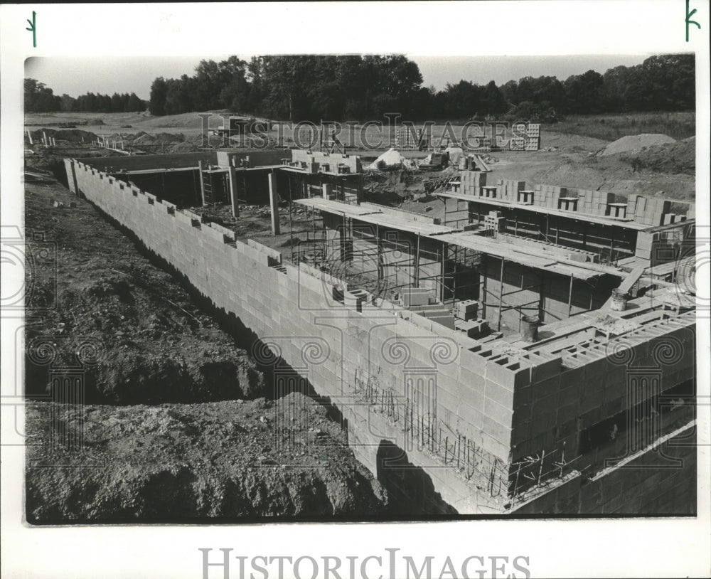 1986 Press Photo Foundation of Thompson High School auditorium, Shelby County AL - Historic Images