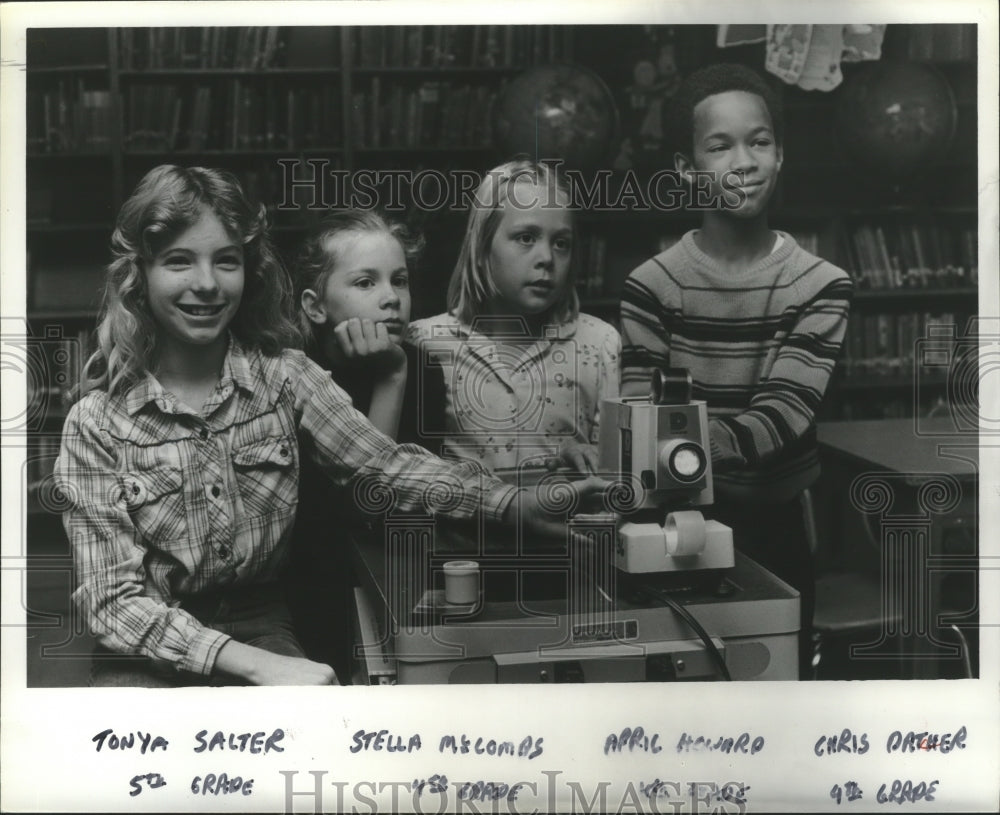 1981 Press Photo Vincent Elementary students run projector, Shelby County AL - Historic Images