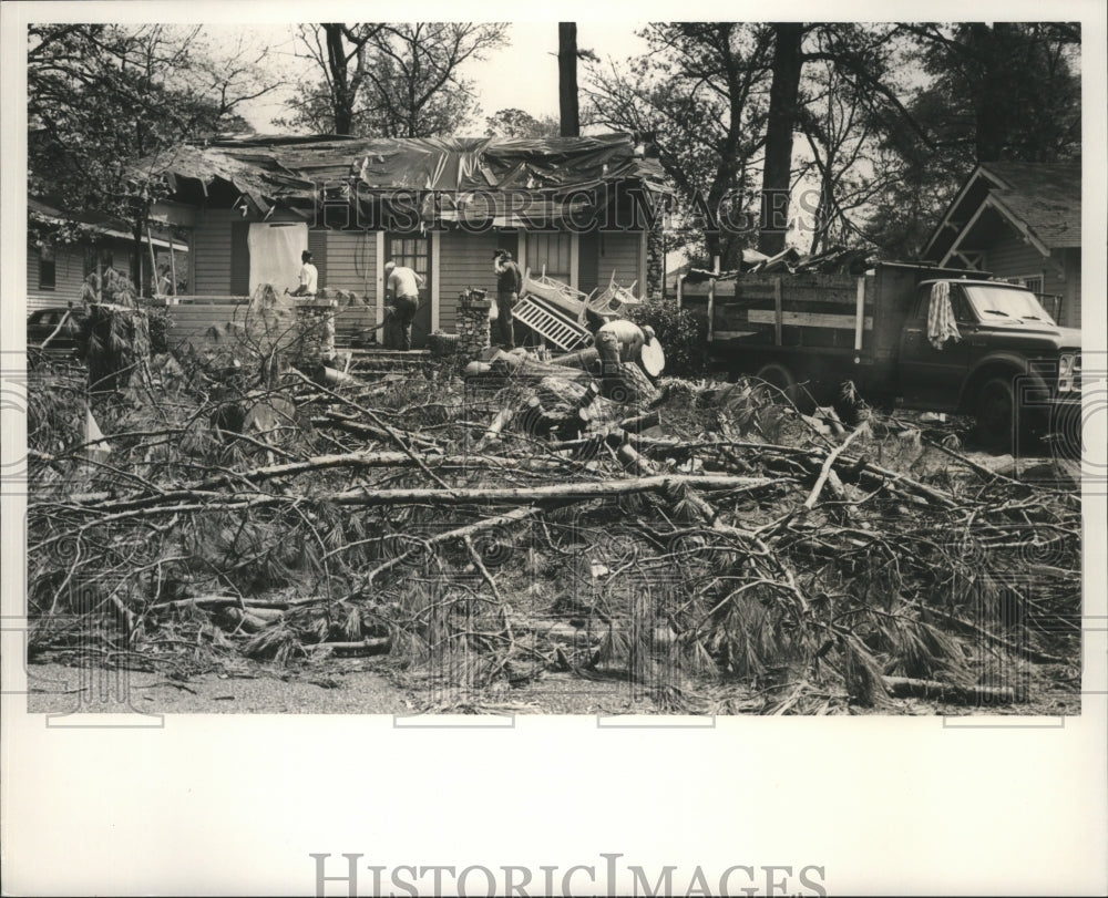 1991 Press Photo Damaged home on St. Charles Street in Homewood, Alabama - Historic Images