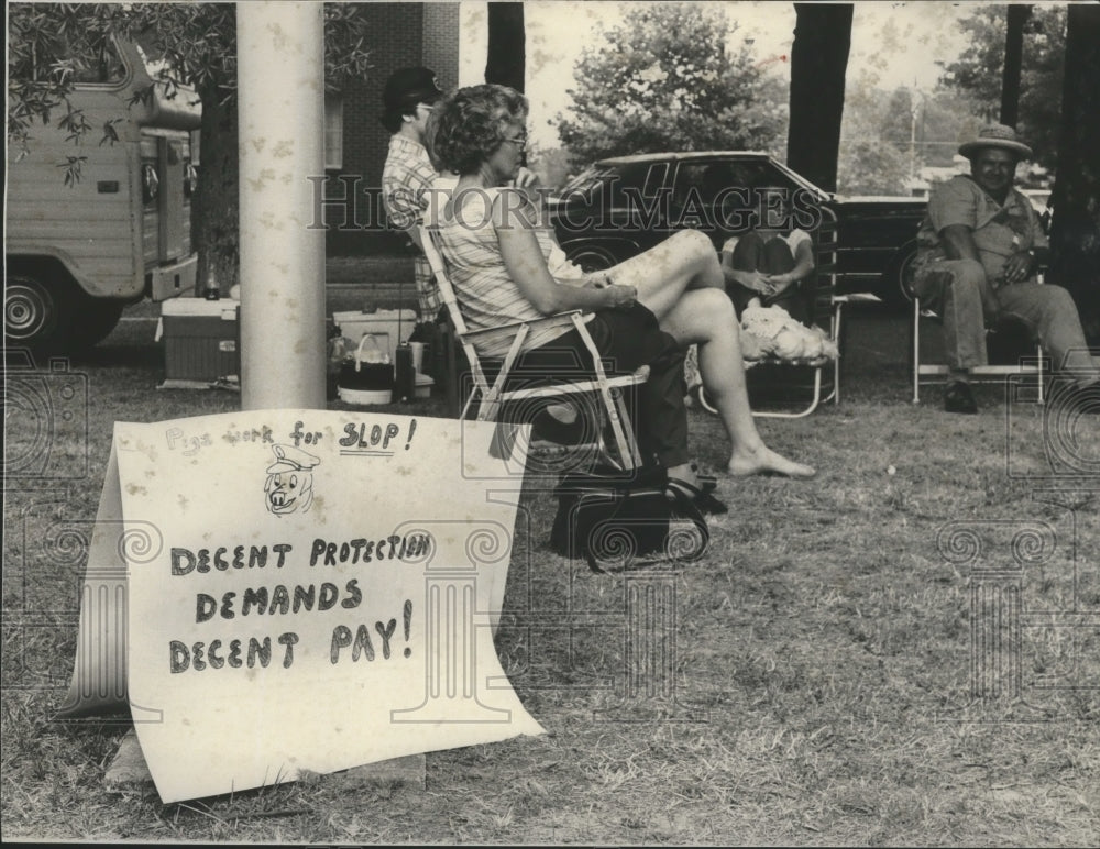 1978 Press Photo Policemen, families picketing in Cullman, Alabama - abna12163 - Historic Images