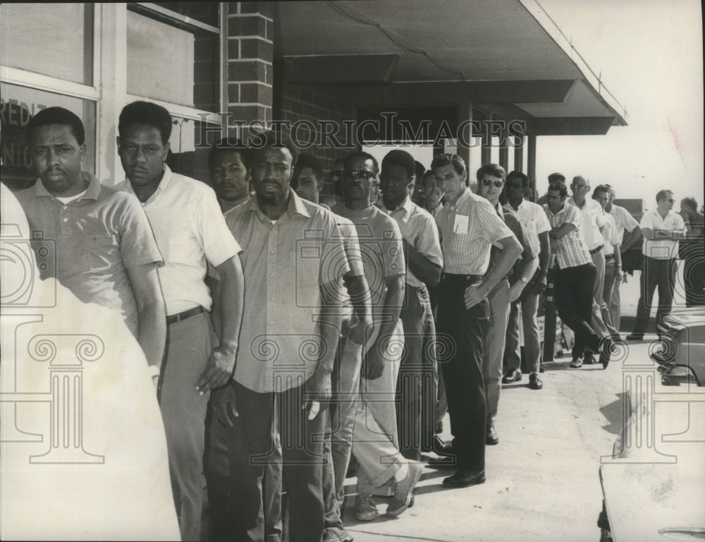 1970 Press Photo Opelika workers wait to apply for unemployment, Alabama - Historic Images