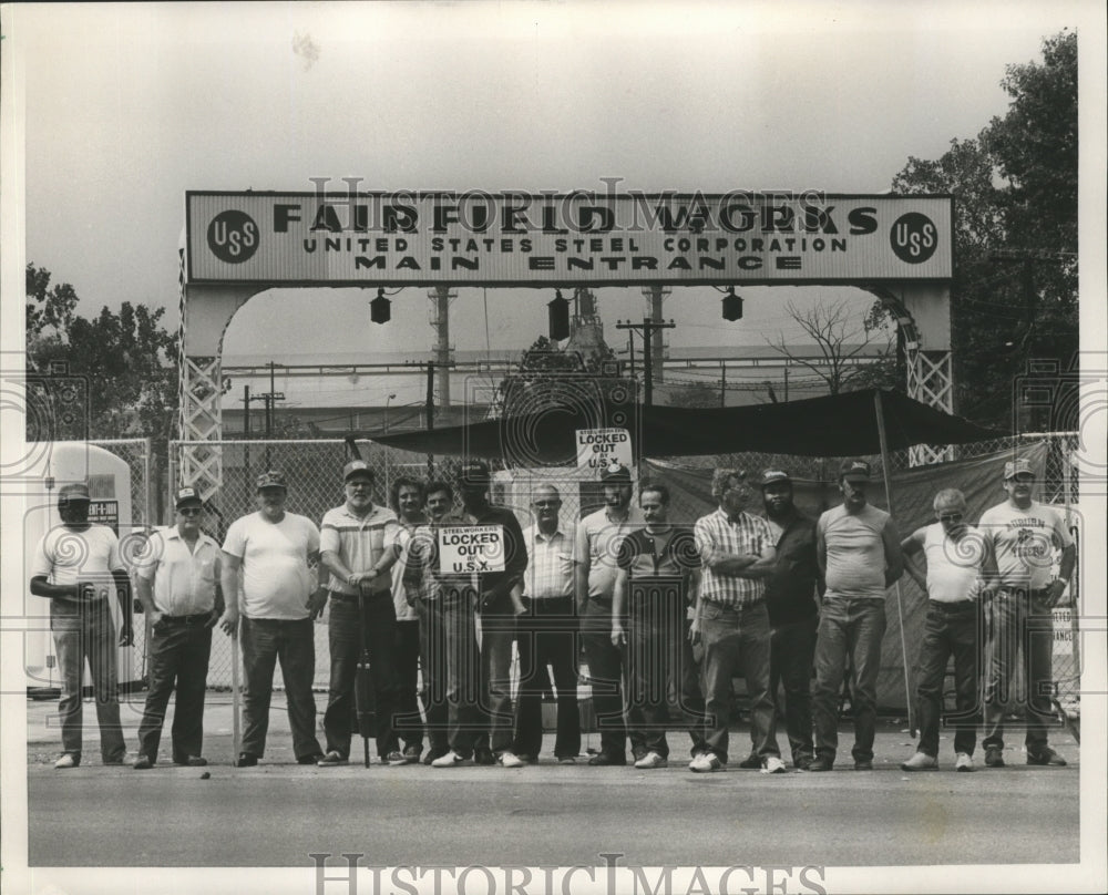 1986 Press Photo Pickets block main gate at Fairfield Works, Fairfield, Alabama - Historic Images