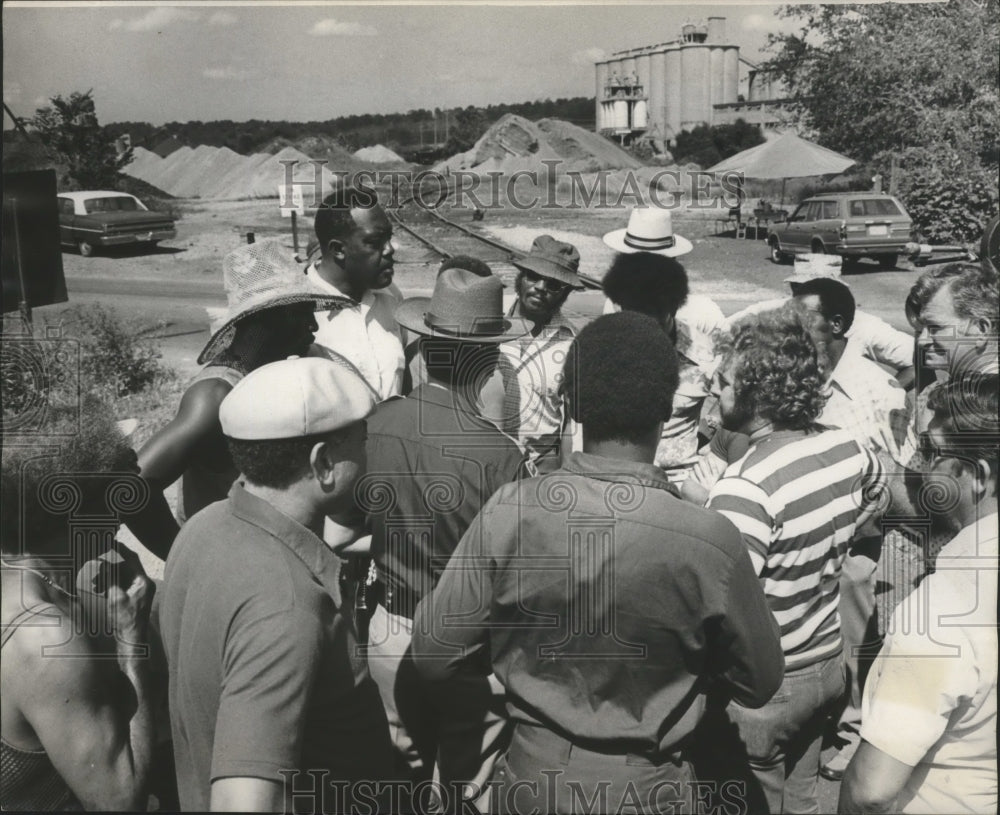 1977 Press Photo Deputy and picketers at North Birmingham coke works, Alabama - Historic Images