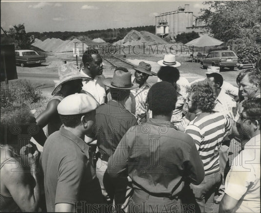 1977 Press Photo Deputy and picketers at North Birmingham coke works, Alabama - Historic Images