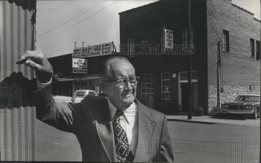 1976 Press Photo Vincent, Alabama Mayor D. B. Smith, posing in town - abna12214 - Historic Images